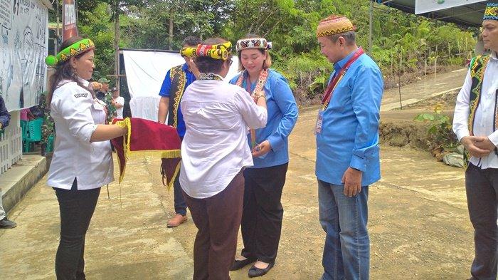 Owena Mayang shari dan Stanislaus Liah saat mendaftar di KPU Mahulu, Kamis (29/8/2024).