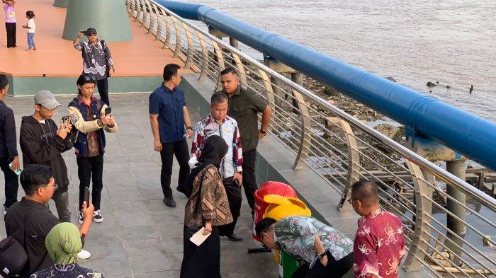 PUNGUT PUNTUNG ROKOK- Wali Kota Samarinda Andi Harun pungut puntung rokok di Teras Samarinda. Sintya Alfatika Sari