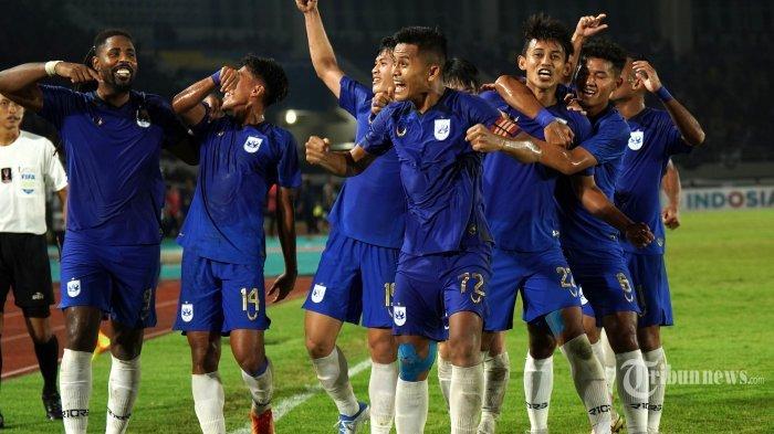 Para pesepak bola PSIS Semarang merayakan gol