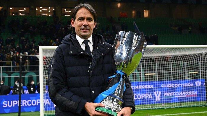 Pelatih Inter Milan Simone Inzaghi menggendong trofi Piala Super Italia.