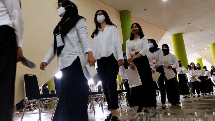 Ilustrasi. Sejumlah peserta mengikuti seleksi Calon Pegawai Negeri Sipil (CPNS) Pemerintah Kota Bandung 2021, di Gedung Youth Sport Center Jabar Arcamanik, Jalan Pacuan Kuda, Kota Bandung, Jawa Barat, Senin (27/9/2021) lalu. Inilah sederet perbedaan CPNS dan PPPK 2023 yang paling mencolok dan persyaratan CPNS 2023 dan PPPK, gaji P3K kini lebin banyak.