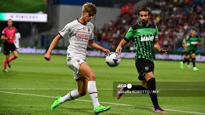 Playmaker AC Milan, Charles De Ketelaere (kiri). Didatangkan dengan harga yang cukup mahal oleh AC Milan, namun penampilannya masih jauh dari memuaskan di Liga Italia Serie A maupun Liga Champions.