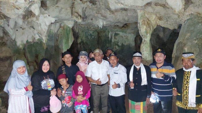 Plt Bupati PPU Hamdam beserta rombongan saat meresmikan Goa Batu Tapak Raja sebagai destinasi wisata baru di IKN beberapa waktu lalu. TRIBUNKALTIM.CO/HO