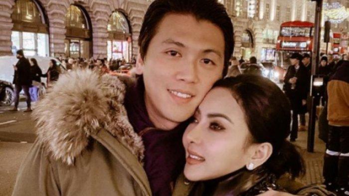 Reino Barack dan istrinya, Syahrini.