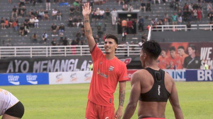 LAMBAIKAN TANGAN - Silverio Junio ketika melambaikan tangan pada suporter pendukung di Stadion Segiri Samarinda, September 2023.