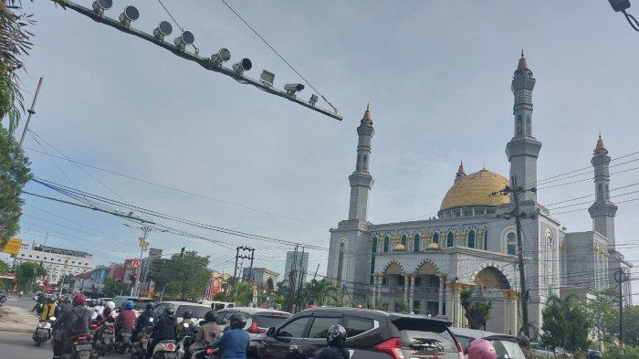 Salah satu kamera statis ETLE yang aktif berada di simpang Lembuswana Samarinda. Setelah dilakukan sosialisasi, kini Sat Lantas Polresta Samarinda telah memberlakukan tilang elektronik per April 2023.TRIBUNKALTIM.CO/RITA LAVENIA