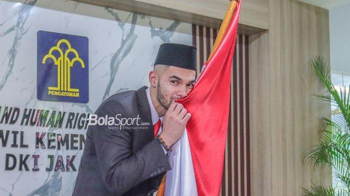Sandy Walsh tampak sedang mencium bendera merah putih seusai menjalani pengambilan sumpah setia kewarganegaraan di Kantor Wilayah Kemenkumham, Cawang, Jakarta, 17 November 2022.
