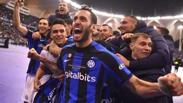 Selebrasi para pemain Inter Milan termasuk Hakan Calhanoglu setelah menjuarai Piala Super Italia atas AC Milan di King Fahd International Stadium, Arab Saudi pada Kamis (19/1/2023).