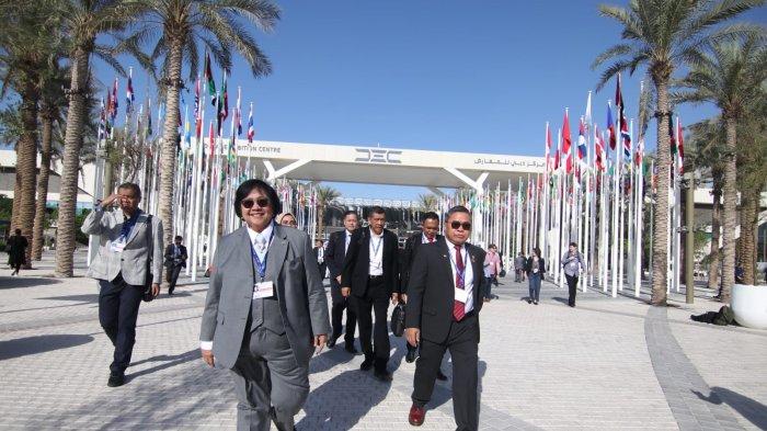Menteri KLHK RI Siti Nurbaya Bakar menuju Paviliun Indonesia di arena Conference of the Parties 28 (COP28) Uni Emirat Arab, Dubai
