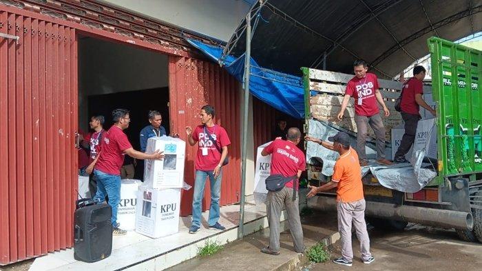 TNI-Polri dan Pos Indonesia saat mempersiapkan distribusi logistik Pilkada Berau 2024.