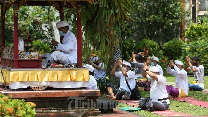 GALUNGAN 2024 - Umat Hindu mengikuti persembahyangan saat merayakan Hari Raya Galungan di Pura Amerta Jati Cinere, Depok, Rabu (14/4/2021).