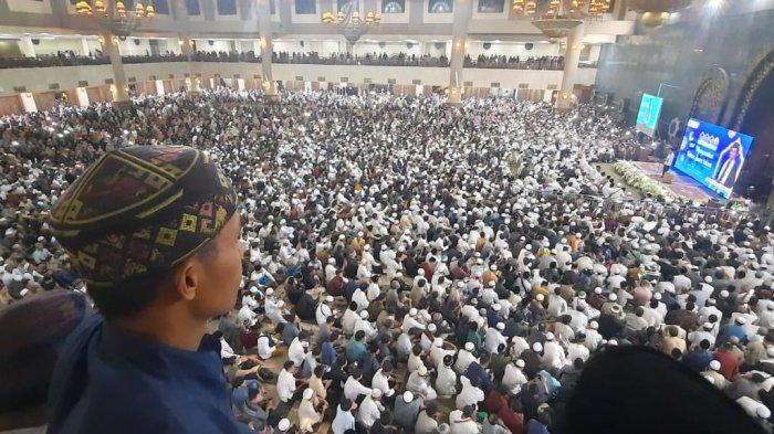 Ustaz Abdul Somad dalam Tabligh Akbar di Masjid Baitul Muttaqien Islamic Centre Kaltim Kota Samarinda, disambut baik oleh ribuan jemaah di Samarinda TRIBUNKALTIM/CO/NEVRIANTO HARDI PRASETYO