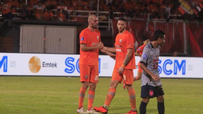 MENANG-Gelandang Serang Borneo FC, Wiljan Pluim bersama Striker Felipe Cadenazzi pada pertandingan kontra PSIS di Stadion Segiri Samarinda Kalimantan Timur, Sabtu(9/12/2023).Borneo FC berhasil raih poin penuh setelah mengalahkan PSIS 2-0.TribunKaltim.co/Nevrianto Hardi Prasetyo