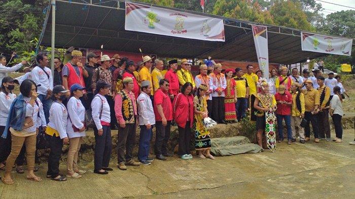 Yohanes Avun dan Yohanes Juan Jenau saat mendaftarkan diri maju Pilkada Mahulu 2024 di KPU, Kamis (29/8/2024).