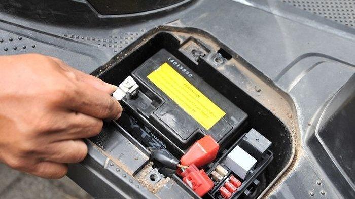 Ilustrasi kabel terminal aki motor.
