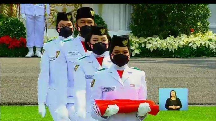 Ardelia Muthia Zahwa anggota Paskibraka Nasional 2021 membawa baki bendera saar upara HUT Kemeredekaan RI ke 76 di Istana Merdeka, Selasa (17/8/2021)