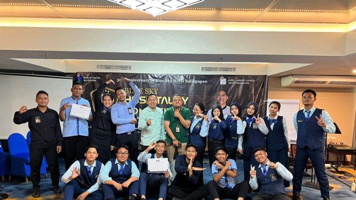 Puluhan pelajar sekolah menengah kejuruan perhotelan dan mahasiswa perguruan tinggi perhotelan unjuk kreativitas dan keterampilan di ajang Blue Sky Hospitality Competition, Sabtu (2/9/2023). Lomba yang dibuka General Manager Blue Sky Hotel Balikpapan, Danuri Efendi, dinilai oleh tim juri dari kalangan profesional industri perhotelan.
