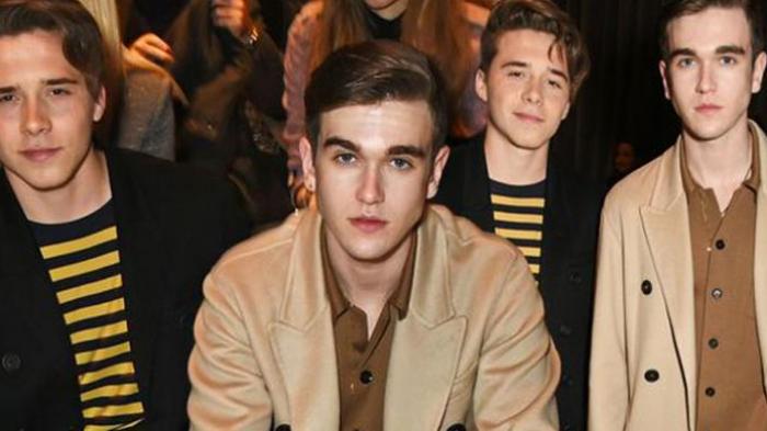 Brooklyn Beckham dan Gabriel Day-Lewis tampil mengagumkan dengan padanan busana kekinian di pergelaran busan Burberry.