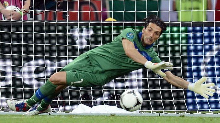 Aksi Gianluigi Buffon saat membela Timnas Italia.