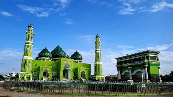 Masjid Agung Nurul Falah, Kecamatan Tanah Grogot, Kabupaten Paser, Kalimantan Timur. Siap sambut bulan Ramadhan dengan menggelar pasar Ramadhan di pelataran masjid.