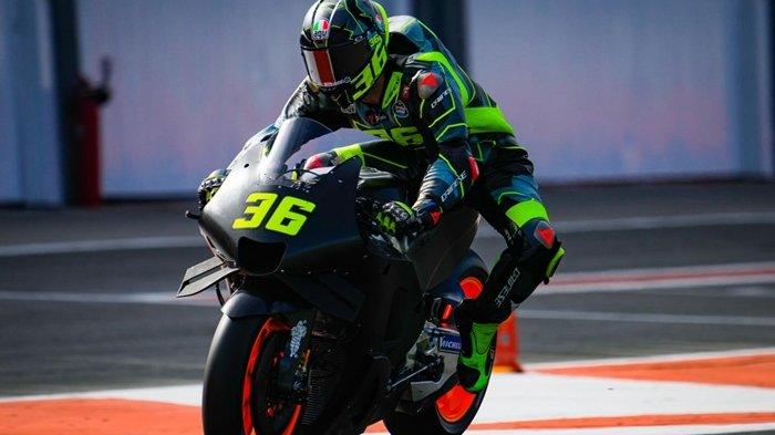Joan Mir menunggangi RC213V bersama tim barunya Repsol Honda pada tes MotoGP Valencia di Sirkuit Ricardo Tormo, Spanyol. (motogp.com)