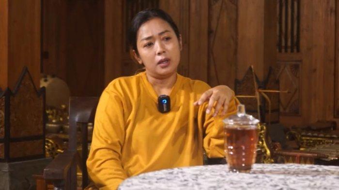 Penyanyi Soimah saat menjelaskan asal usul nama pendopo miliknya yang diberi nama Pendopo Tulungo.