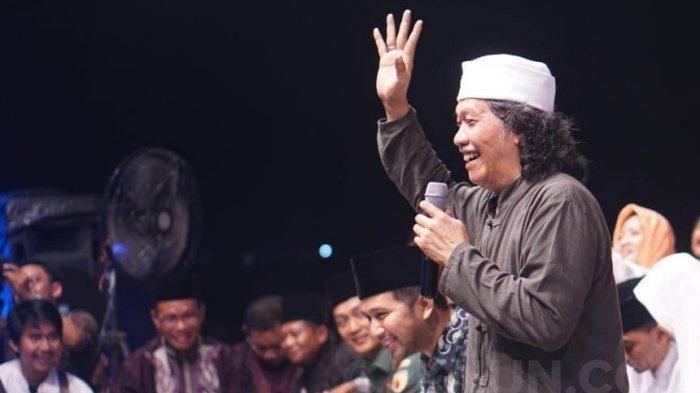 Emha Ainun Nadjib atau Cak Nun.