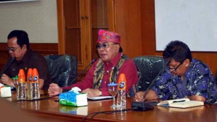 Bupati Ismael Thomas (tengah) memimpin rapat evaluasi Kepala SKPD, didampingi Sekdakab Aminuddin (kiri) dan Wabup Didik Effendi (kanan).