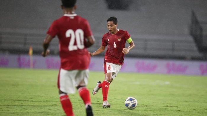 Gelandang tim nasional Indonesia, Evan Dimas, membawa bola dalam pertandingan persahabatan melawan Timor Leste di Stadion Stadion Kapten I Wayan Dipta, Gianyar, Bali, Kamis (27/1/2022).