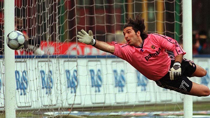 Gianluigi Buffon muda saat membela Parma di Liga Italia Serie A.