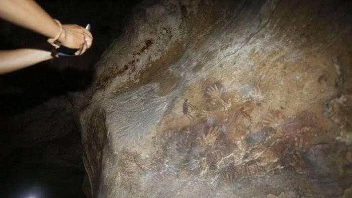 Goa Telapak Tangan di Karst Sangkulirang-Mangkalihat, Kabupaten Kutai Timur, Provinsi Kalimantan Timur.