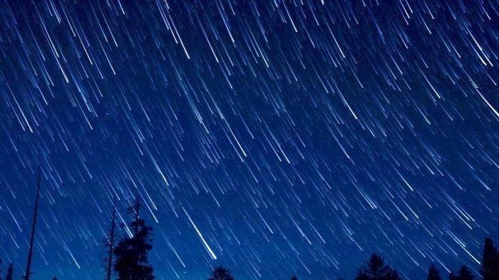 Ilustrasi hujan meteor perseid.