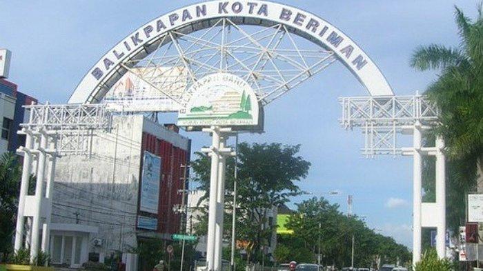 Tugu Balikpapan Kota Beriman, Jalan Jenderal Sudirman, Balikpapan, Kalimantan Timur.