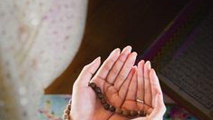 ILUSTRASI WANITA BERDOA - Inilah beberapa penjelasan terkait niat mandi wajib dan bersih setelah haid bagi wanita, lengkap beserta adab bersuci.