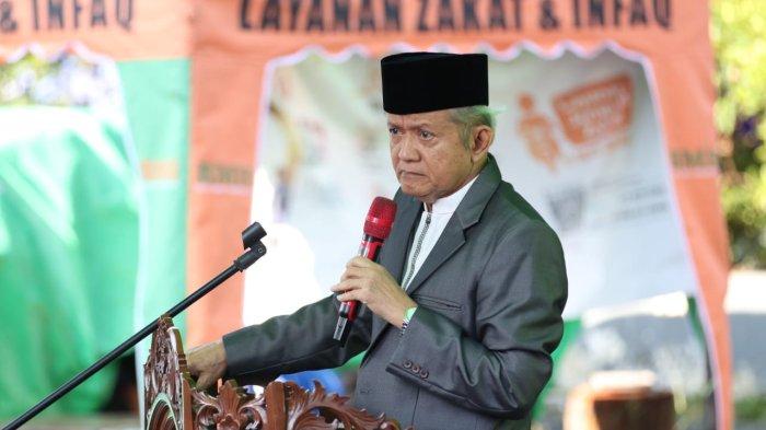 Wakil Ketua Umum MUI Anwar Abbas. Pria jebolan Universitas Muhammadiyah Jakarta tersebut mengomentari bahwa kebijakan larangan solat Idul Fitri bagi Muhammadiyah di lapangan umum sama artinya menciderai konstitusi.