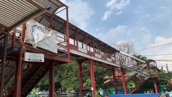 TAK TERAWAT - JPO di Jalan Juanda Samarinda sepi pengguna. Kondisi jembatan berkarat dan berlubang, dipenuhi sampah berserakan.