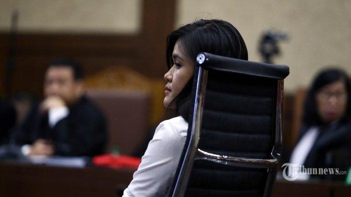 Terdakwa Jessica Kumala Wongso, mendengarkan jawaban Jaksa Penuntut Umum (JPU) atas pledoi dirinya di persidangan Pengadilan Negeri Jakarta Pusat, Senin (17/10/2016).