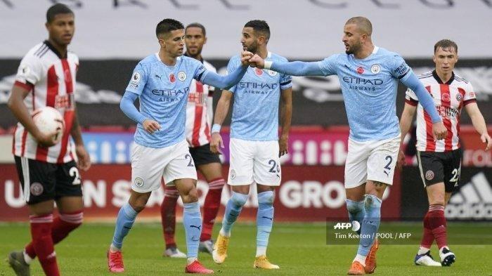Bek Inggris Manchester City Kyle Walker (kanan) merayakan gol pertama timnya dengan bek Portugis Manchester City Joao Cancelo (2L) selama pertandingan sepak bola Liga Utama Inggris antara Sheffield United dan Manchester City di Bramall Lane di Sheffield, Inggris utara pada 31 Oktober, 2020.