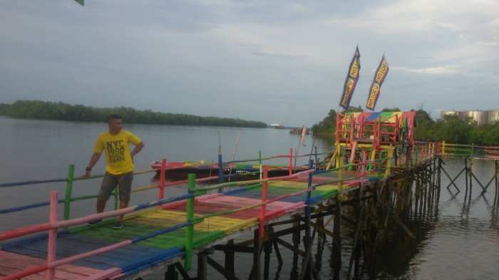 Keindahan hutan mangrove di perairan Teluk Adang dengan trestle pelabuhan nelayan RT 005 Desa Janju yang dicat warna warni, Minggu (25/3/2018).