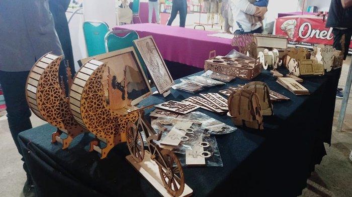 UKIRAN KAYU - Inilah informasi terkait oleh-oleh khas Kalimantan Timur berupa makanan dan kerajinan yang bisa dijadikan buah tangan saat mudik lebaran 2024.
