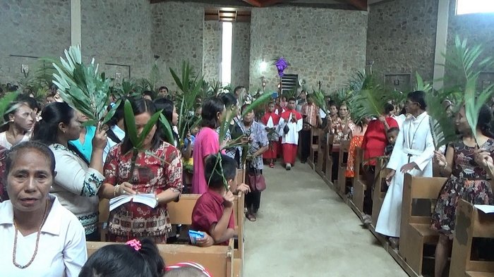 PASKAH 2025 - Ilustrasi Umat Katolik Nunukan merayakan Minggu Palma dengan melambai- lambaikan daun palem sebagai lambang damai dan tanda cinta, Minggu (25/3/2018) -.Terjawab kapan Minggu Palma 2025, cek tanggal berapa dan jnfo jadwal Paskah 2025, Kamis Putih, Jumat Agung.