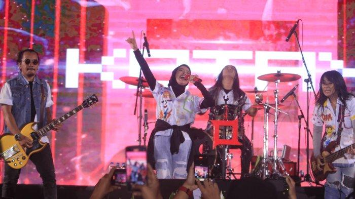 Band Kotak saat mengisi acara di Reuni 75 tahun SMP Negeri 1 Samarinda.