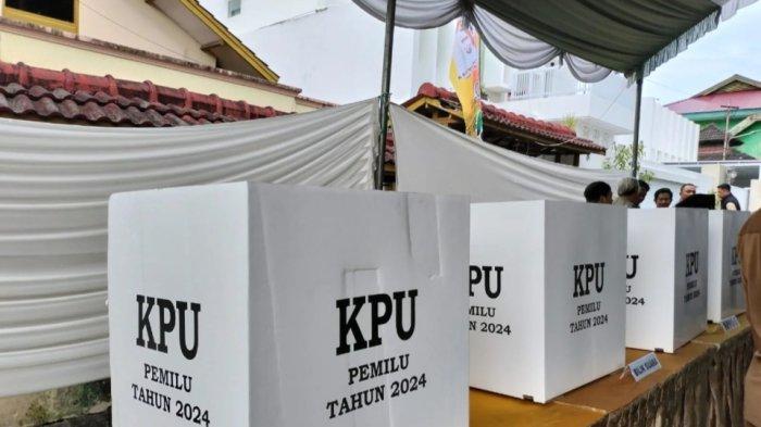 KOTAK SUARA - Ilustrasi, kotak suara yang berada di bilik suara.