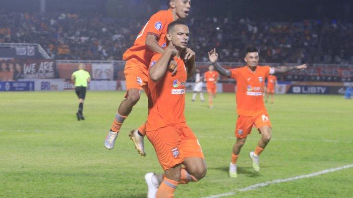 SELEBRASI-Bek Borneo FC Samarinda, Leo Lelis selebrasi menggendong M Sihran setelah mencetak gol dari titik putih pada pertandingan Liga 1 di Stadion Segiri Samarinda Kalimantan Timur, Senin (25/9/2023)TribunKaltim.co/Nevrianto Hardi Prasetyo