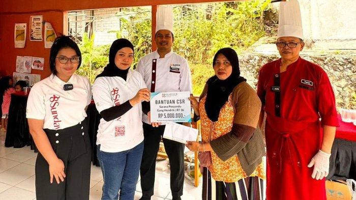 Manajemen Platinum Hotel & Convention Hall Balikpapan menyerahkan bantuan uang tunai kepada warga RT 36 Gang Hendrik, Balikpapan Utara.