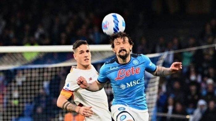 Mario Rui (kanan) berduel dengan Nicolo Zaniolo (kiri) pada laga pekan ke-33 Liga Italia yang mempertemukan Napoli vs AS Roma di Stadion Diego Armando Maradona, Selasa (19/4/2022) dini hari WIB.