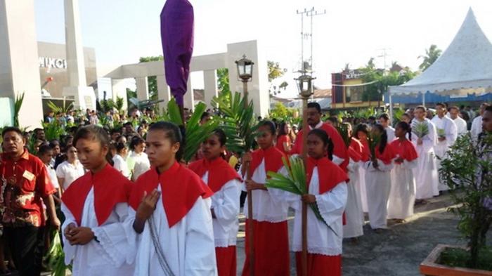 Perarakan dari Tugu Dwi Kora, alun-alun Nunukan menuju ke Gereja Katolik Paroki St Gabriel, Nunukan, Minggu (29/3/2015).