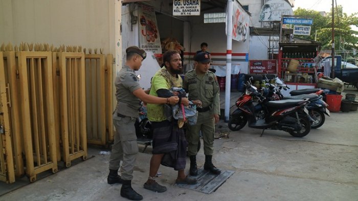Satpol PP Kota Samarinda mengamankan sejumlah orang dengan gangguan jiwa yang berkeliaran, guna diserahkan ke Dinsos Kota Samarinda, untuk selanjutnya dirawat di RSKD Atma Husada, Selasa (17/7/2018).