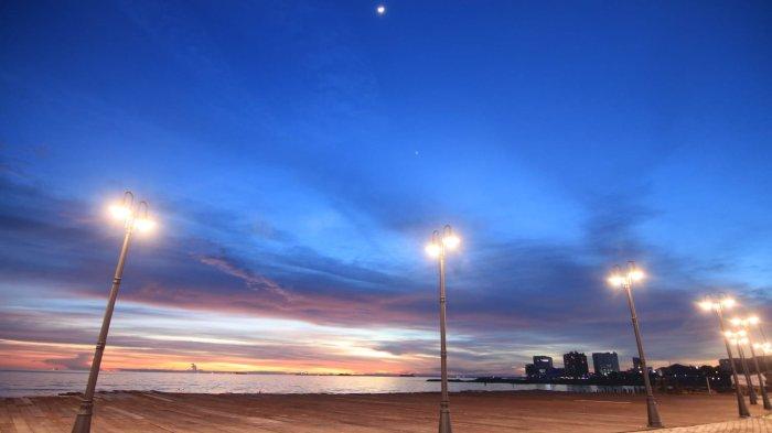 Sunset View yang ditawarkan Pantai BSB, Kota Balikpapan, Provinsi Kalimantan Timur.