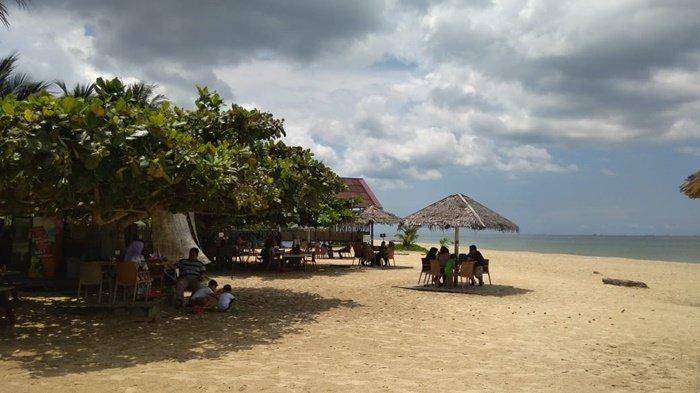 Suasana siang hari pantai Kilang Mandiri. Pantai ini dijadikan lokasi wisata libur Pemilu hari ini, Rabu (17/4/2019).
